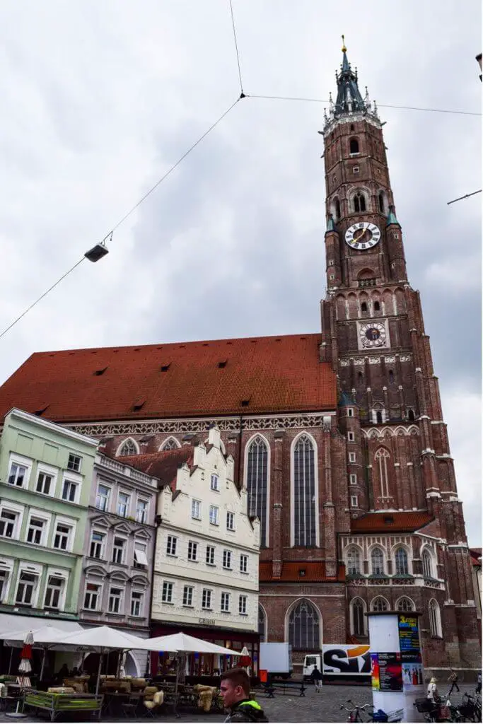 With its well over 130 meters, the tower of St. Martin Landshut towers over