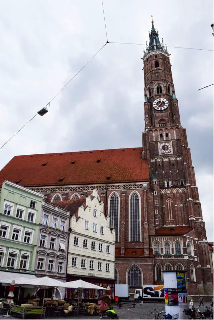 Mit seinen gut 130 Metern überragt der Turm von St. Martin Landshut