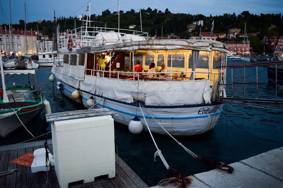 Nowhere does it taste better - eat fresh fish directly at the fisherman