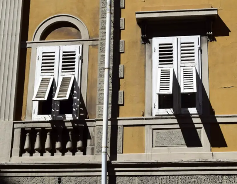 Fensterläden sorgen für Schatten