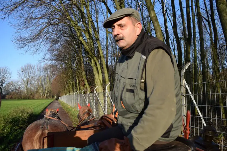 Rheinauen on a carriage ride Mr. Reuter tells of the flood in the Rhine meadows