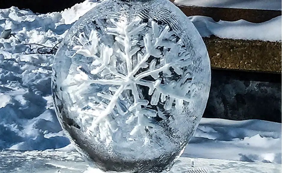 Schneeflocke im Eis beim Winterlude in Ottawa