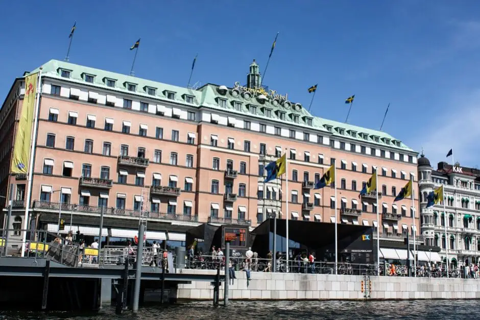 Auf einer Bootstour Stockholm erleben - Abfahrtsstelle vor dem Grand Hotel