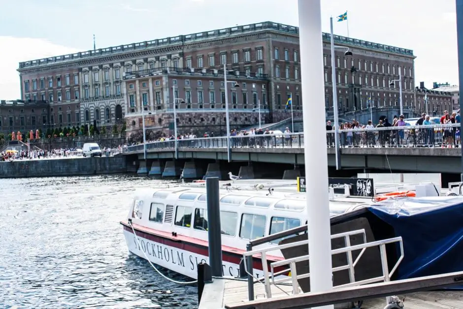 Auf einer Bootstour Stockholm sehen - Das Schloss in Stockholm