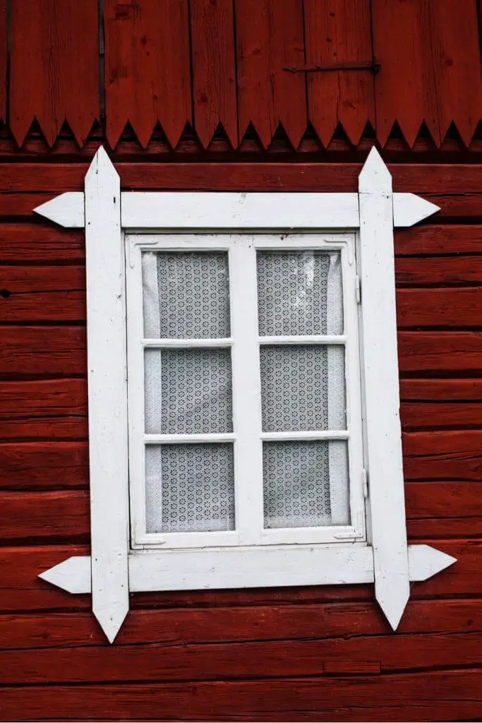 Fenster an einem Bauernhaus in Schweden