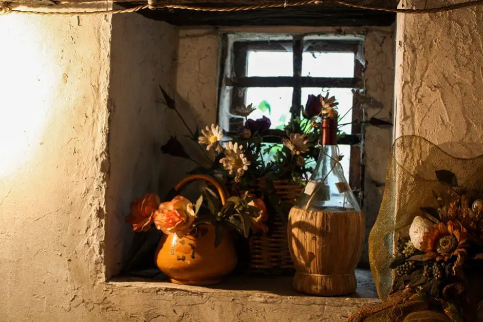 Fenster in einer Fossa Käserei in der Emilia Romagna