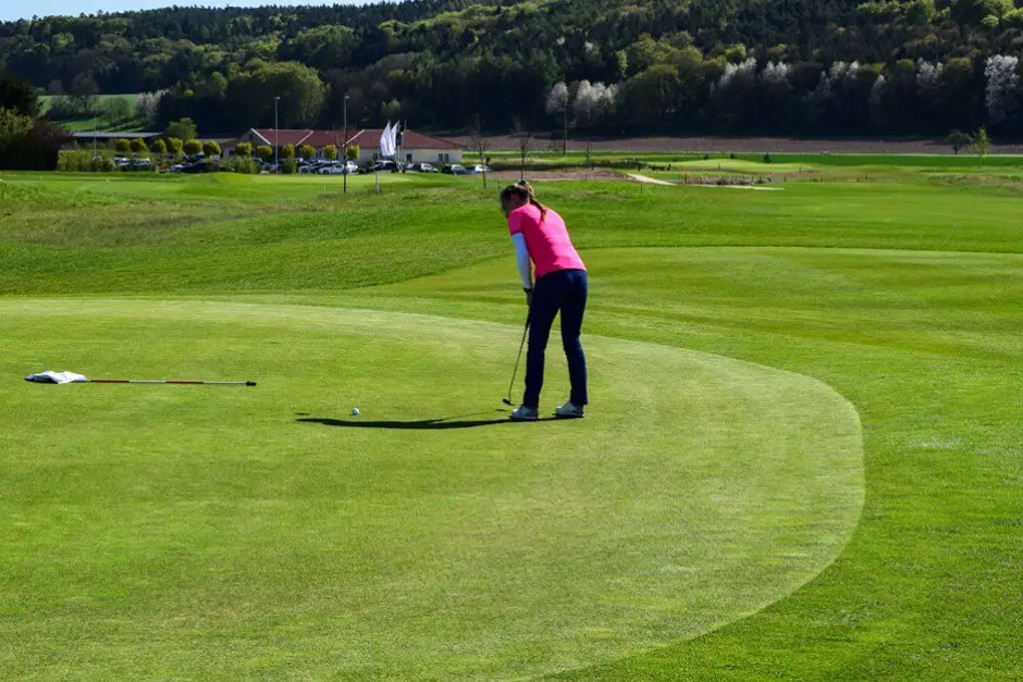 Auf den top gepflegten Greens im Golfpark Rosenhof macht Golfspielen Spass