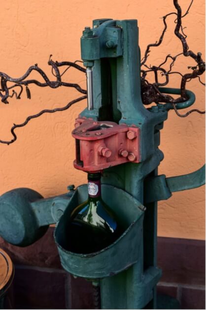 Alte Weinpresse Alte Korkmaschine