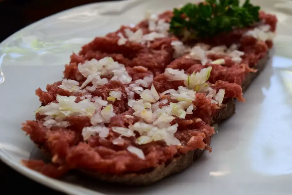 Mettbrot with onions