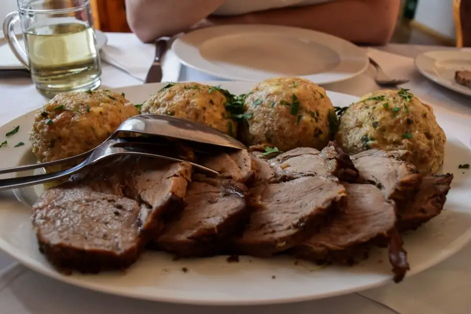 Schweinebraten mit Semmelknödel