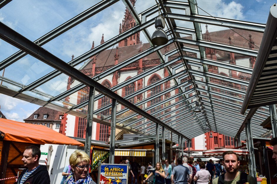 Anstehen für eine Geknickte am Marktplatz der Stadt Würzburg
