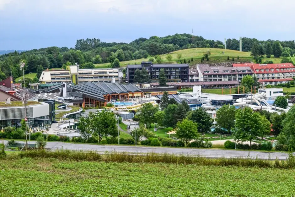 View of the thermal baths and the Hotel Vier Jahreszeiten Loipersdorf on the left