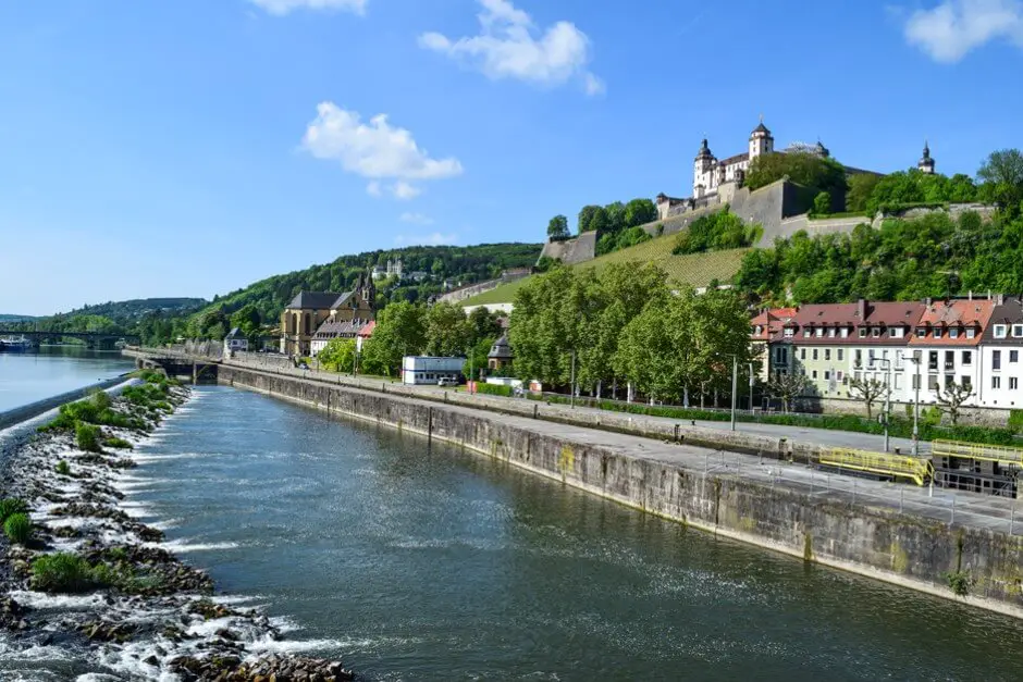 Blick von der Alten Mainbrücke auf die Marienfestung