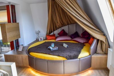 Das Bett in der Hotelsuite mit Sauna
