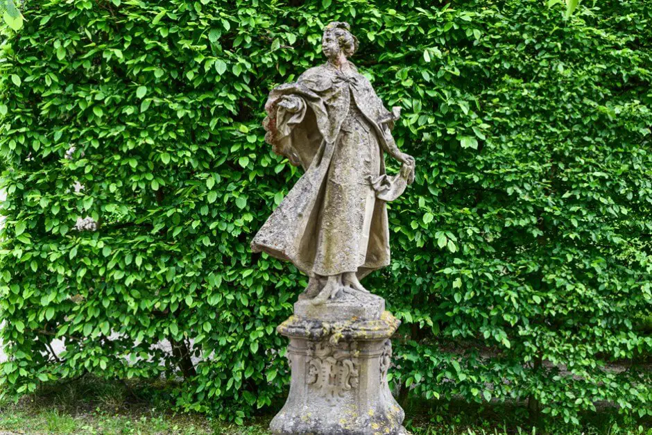 Elegante Dame aus Sandstein