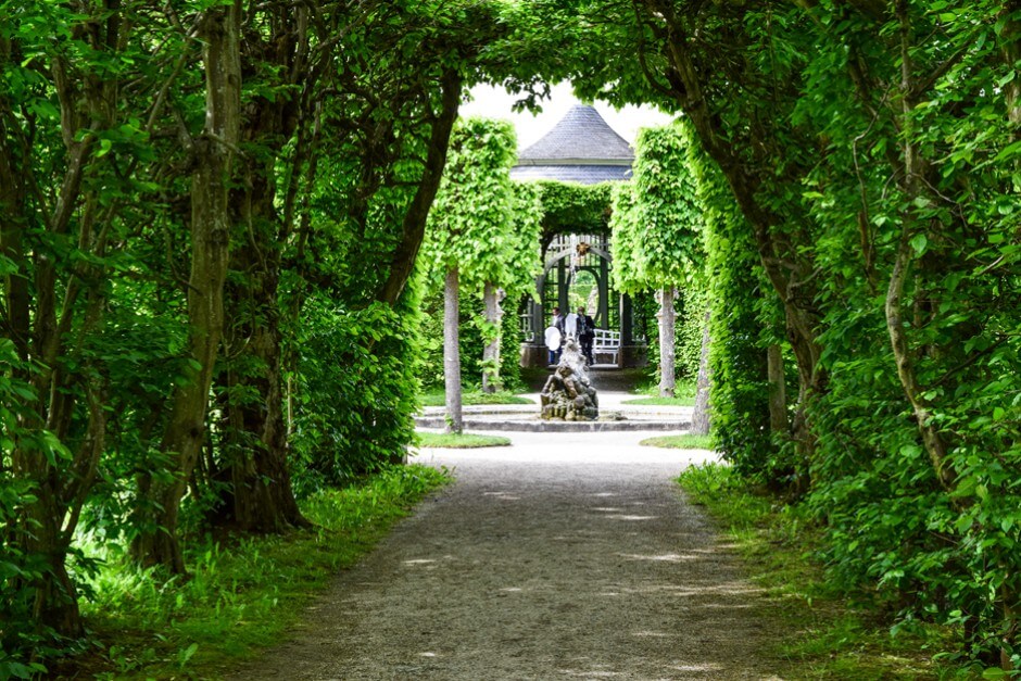 Green tunnels connect garden rooms in the rococo garden