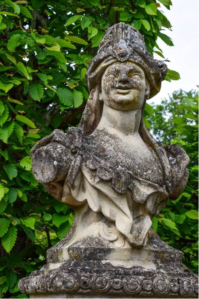 Schelmisch lächelnde Sandsteinskulptur Garten Pracht