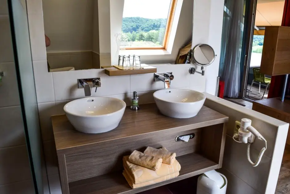 Two sinks in the bathroom of the Hotel Vier Saisons Loipersdorf