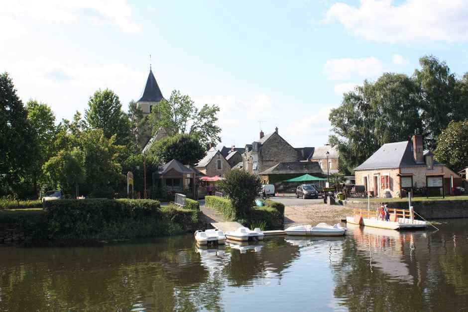 A village on the Mayenne