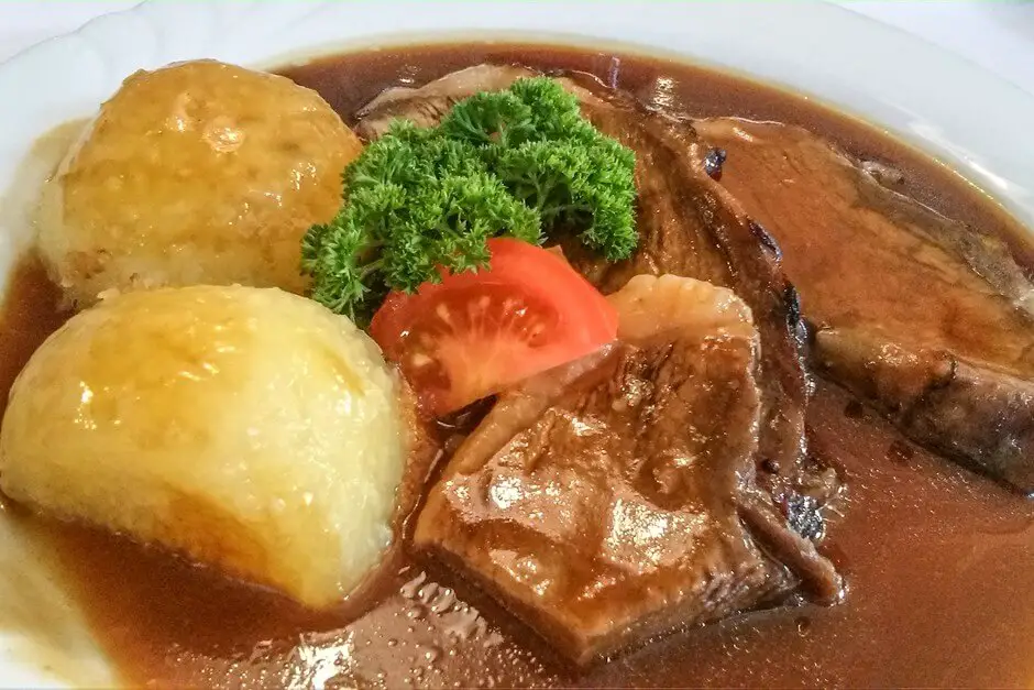 Kartoffelknödel mit Sauerbraten