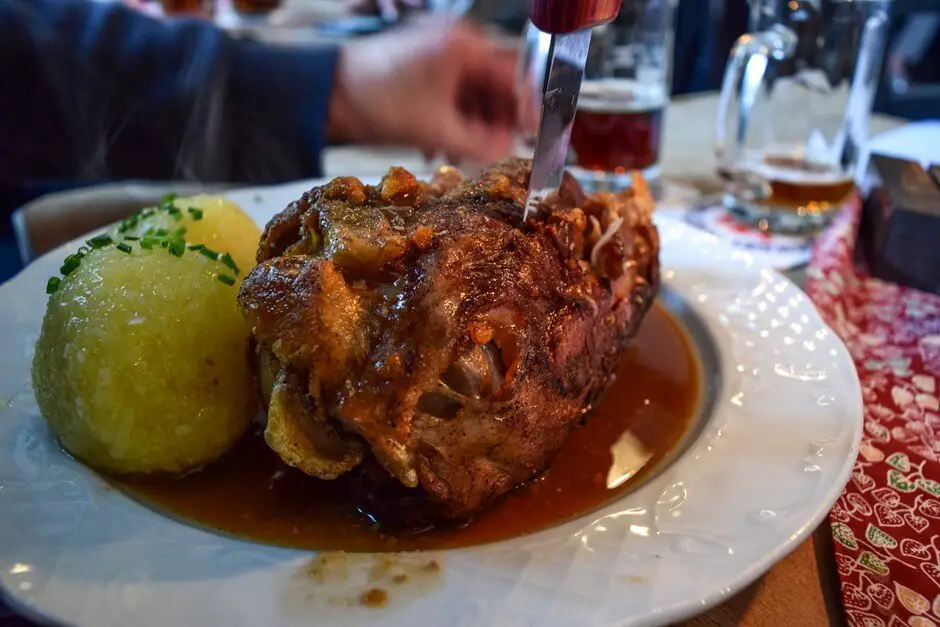 Kartoffelknödel mit Schweinshaxe