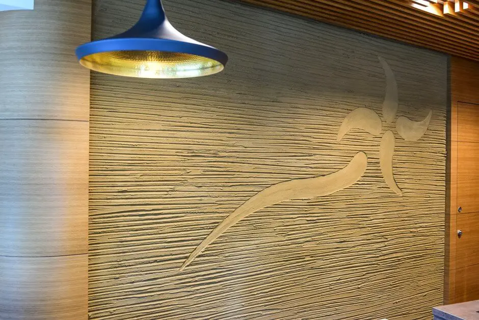 Natürliche Baumaterialien in der Therme und im Hotel