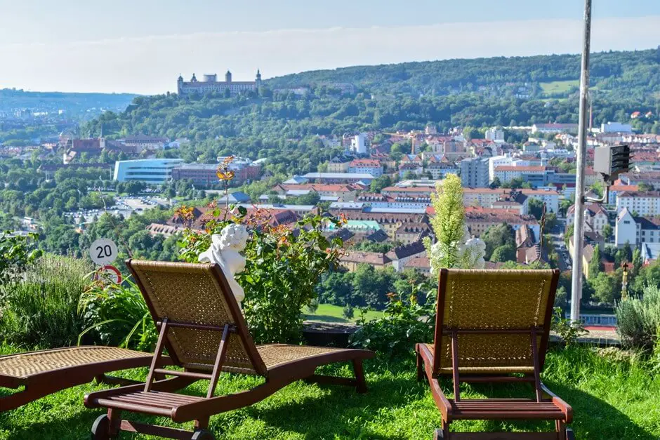 Liegewiese mit Ausblick vom Weinberg Hotel Würzburg