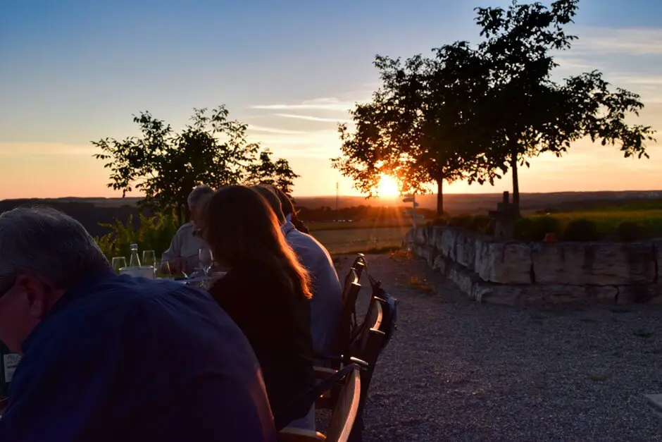 Abendessen im Weinberg an der Route der Genüsse