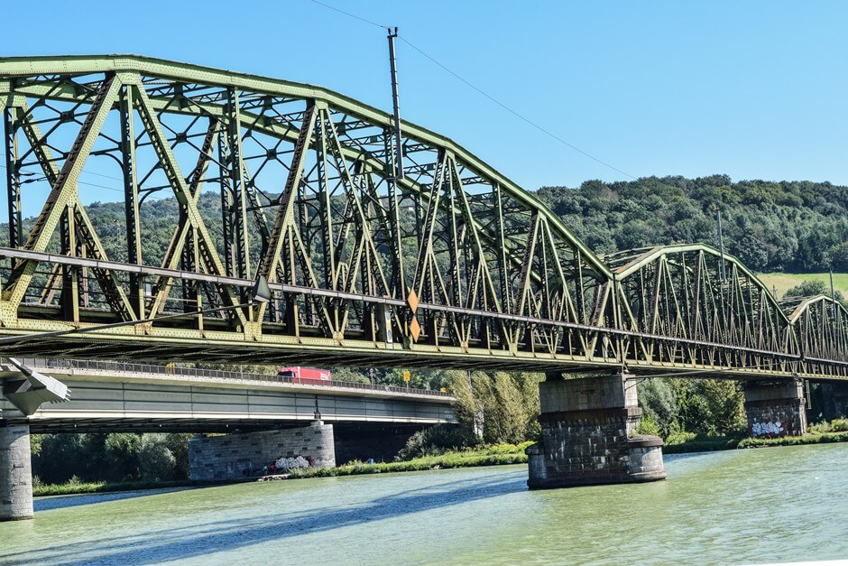 Zwei Brücken über die Donau bei Linz
