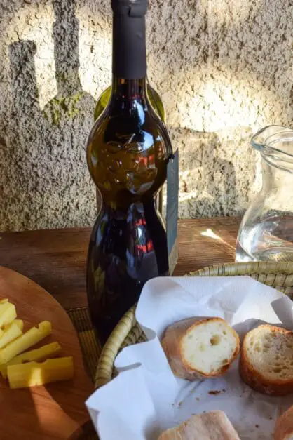 "Weibliche" Weinflasche im Vipava Tal Slowenien