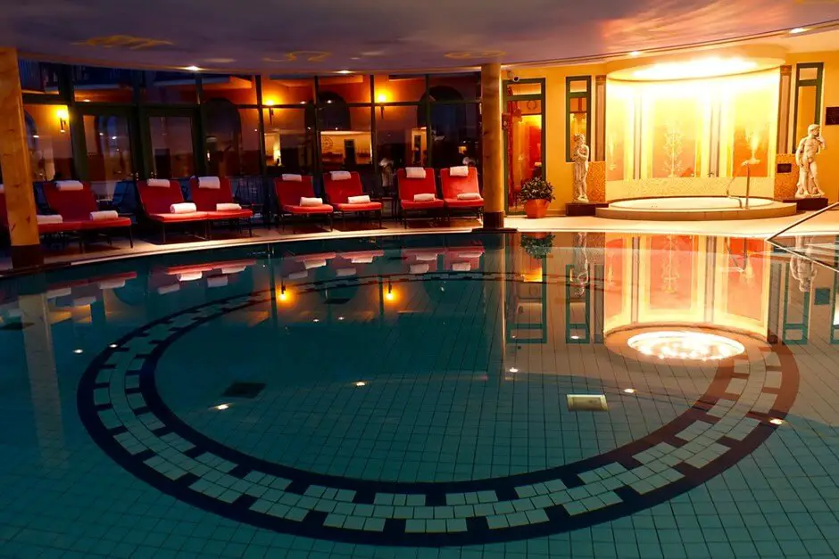 Pool im Victor’s Residenz Hotel Schloss Berg