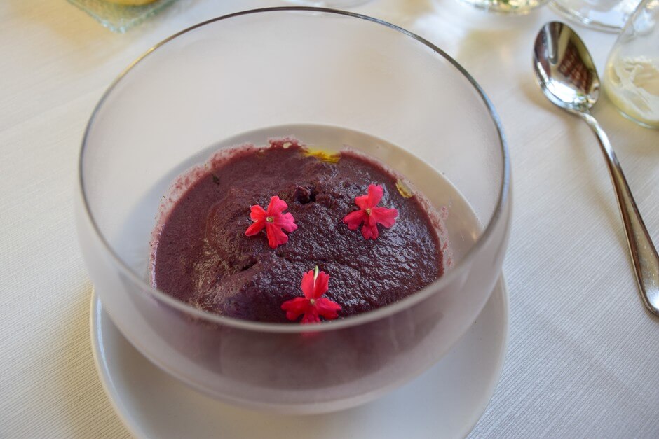 Suppe aus Purple Haze Karotten mit Ochsenschwanz gekocht von Michelin Sterne Koch Tomaž Kavčič