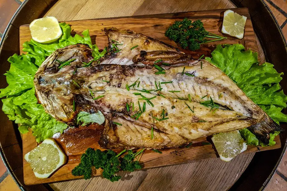 Grilled fish in the Tasca do Celso, typical food on the fishing path Portugal