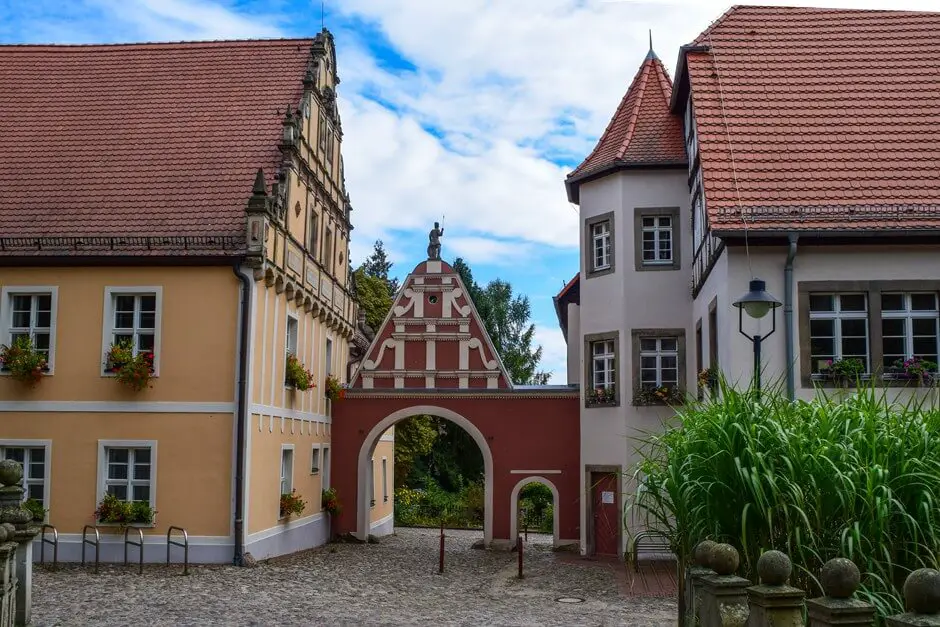Es gibt nicht nur die Bad Belzig Burg, sondern auch den Schlosshof von Schloss Wiesenburg
