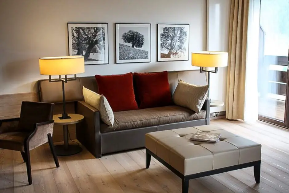 Gemütliche Sitzecke in einer Suite im Travel Charme Ifen Hotel Kleinwalsertal