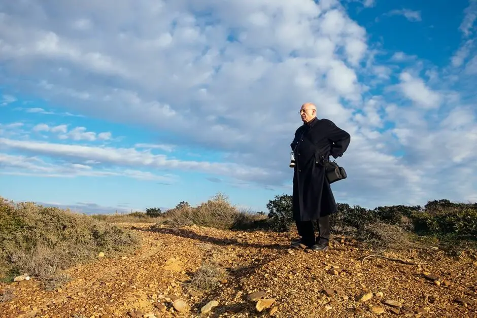 Petar blickt hinaus aufs Meer an der Rota Vicentina