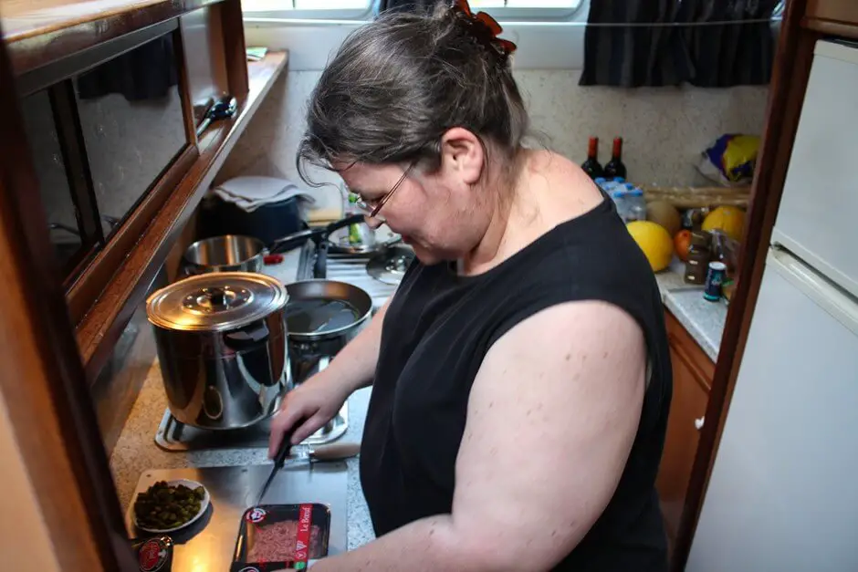 Beim Kochen im Hausboot