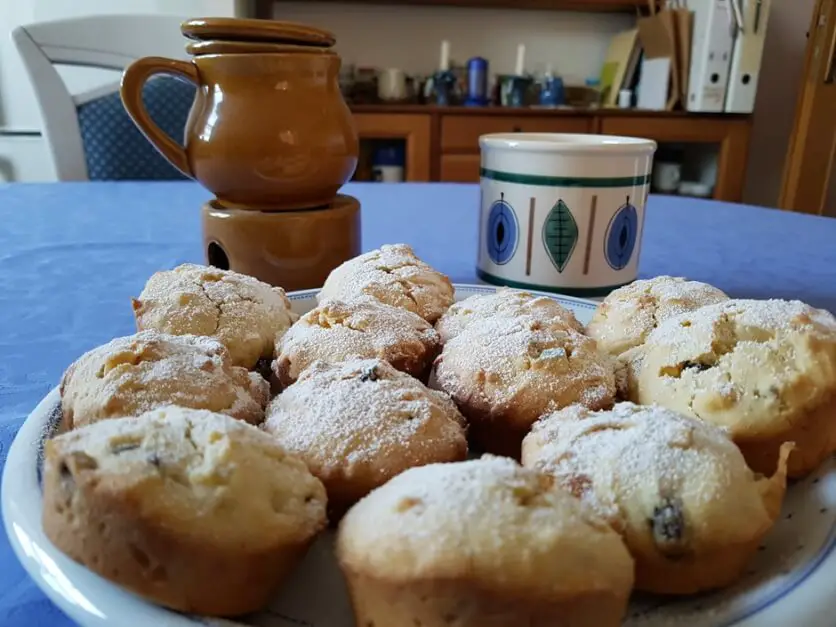 Muffins mit einer Tasse Tee