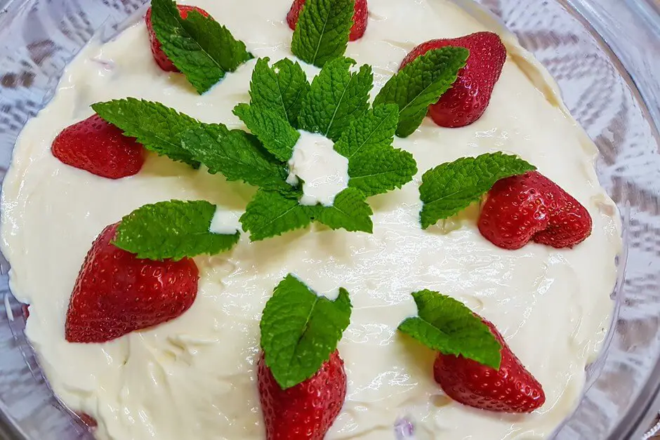 Rhubarb tiramisu strawberry with mint