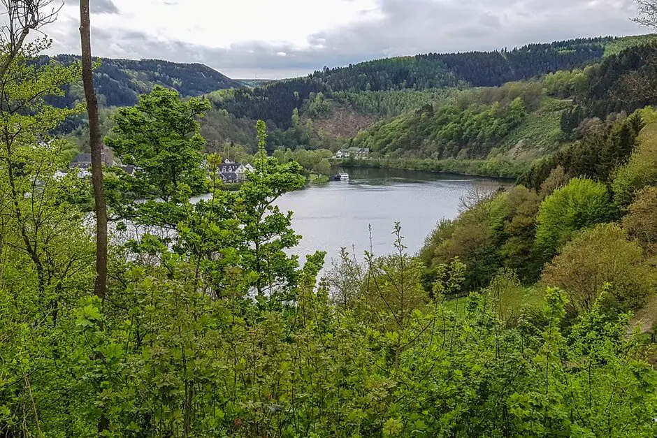 Am Rursee in der Eifel wandern