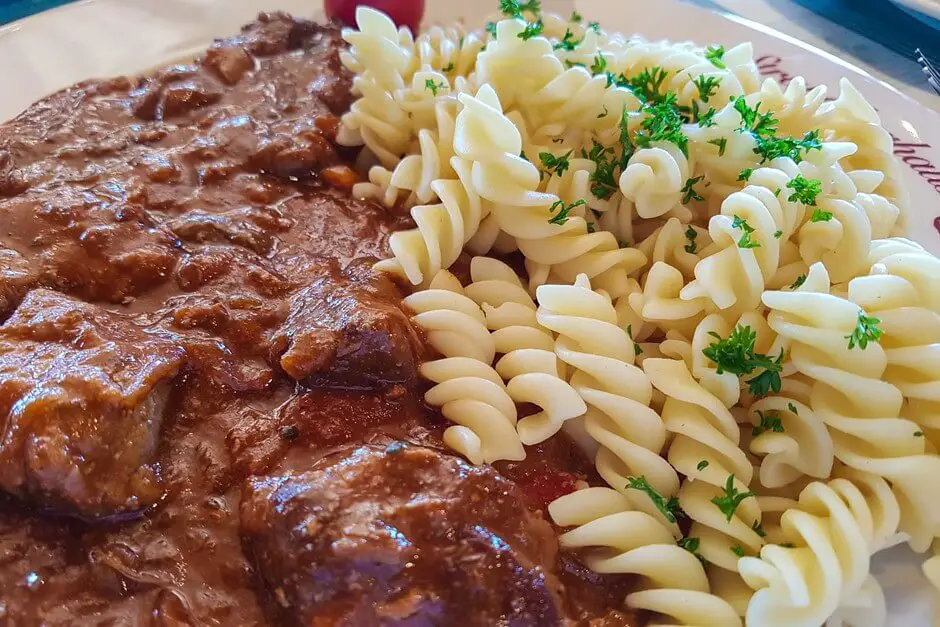 Gulasch mit Nudeln bei der Chiemgauer Alpen Panorama Tour