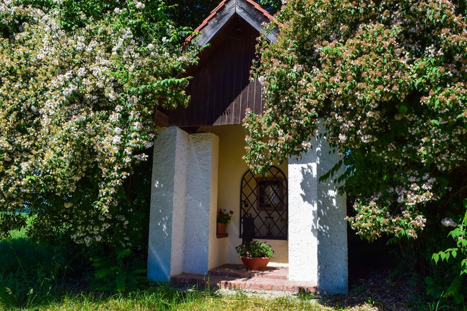 Wegkapelle mit Jasmin im Weiler Emmering