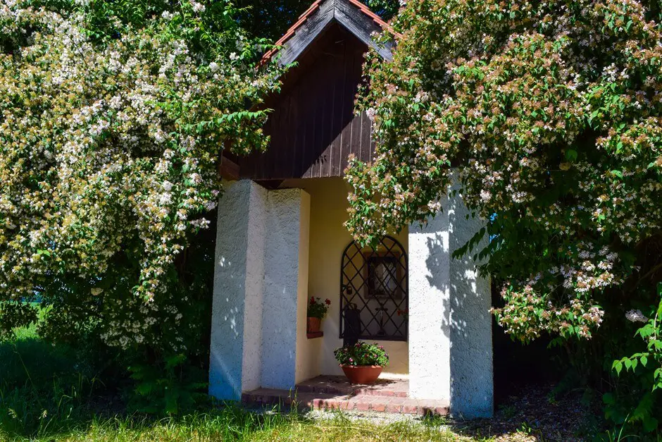 Path chapel with jasmine in the hamlet Emmering