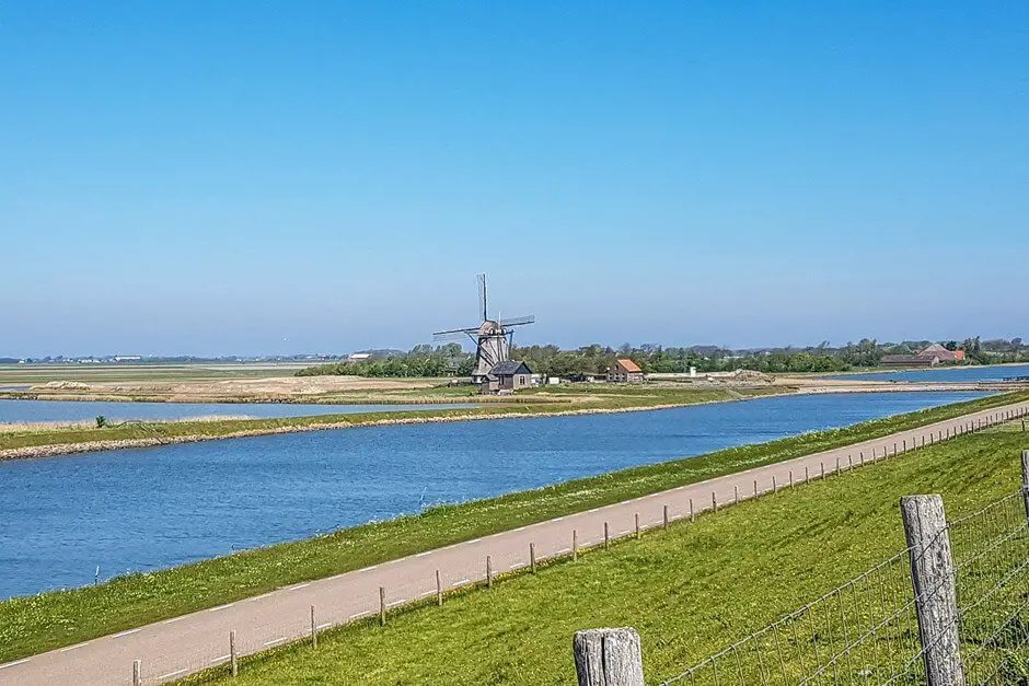 Blick vom Deich auf den Hügel - eine der Sehenswürdigkeiten von Texel