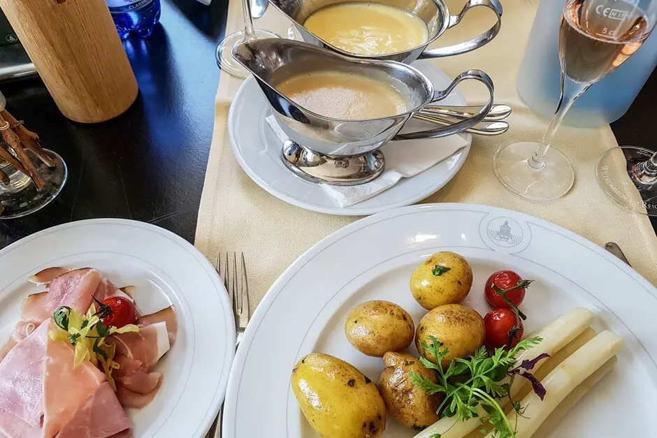 Spargel mit zweierlei Schinken, Weinschaum und Sauce Hollandaise