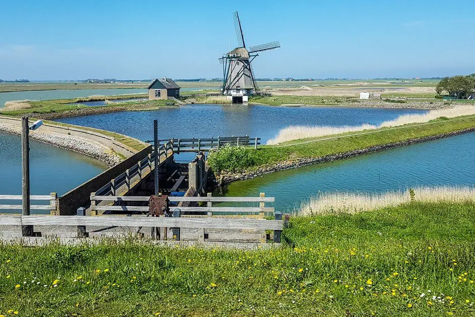 Windmühle hinter dem Deich