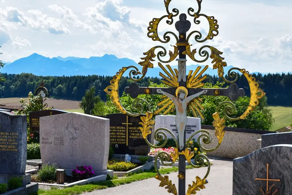 Friedhof von Nussdorf im Chiemgau vor der Kulisse der Chiemgauer Alpen