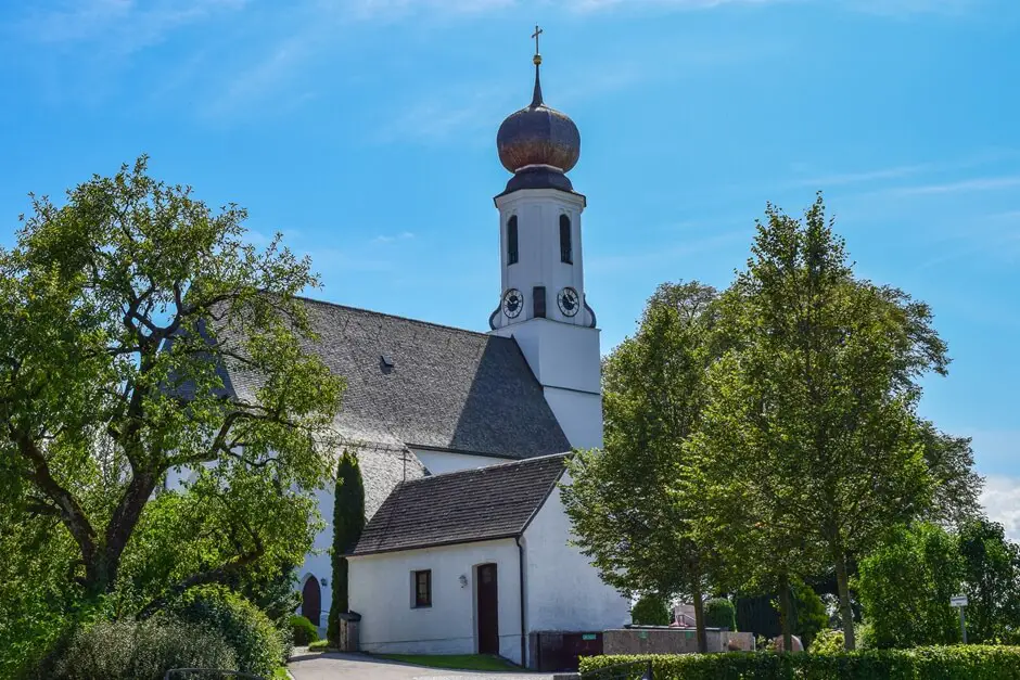 Kirche in Nussdorf im Chiemgau im Stil der Chiemgauer Alpen