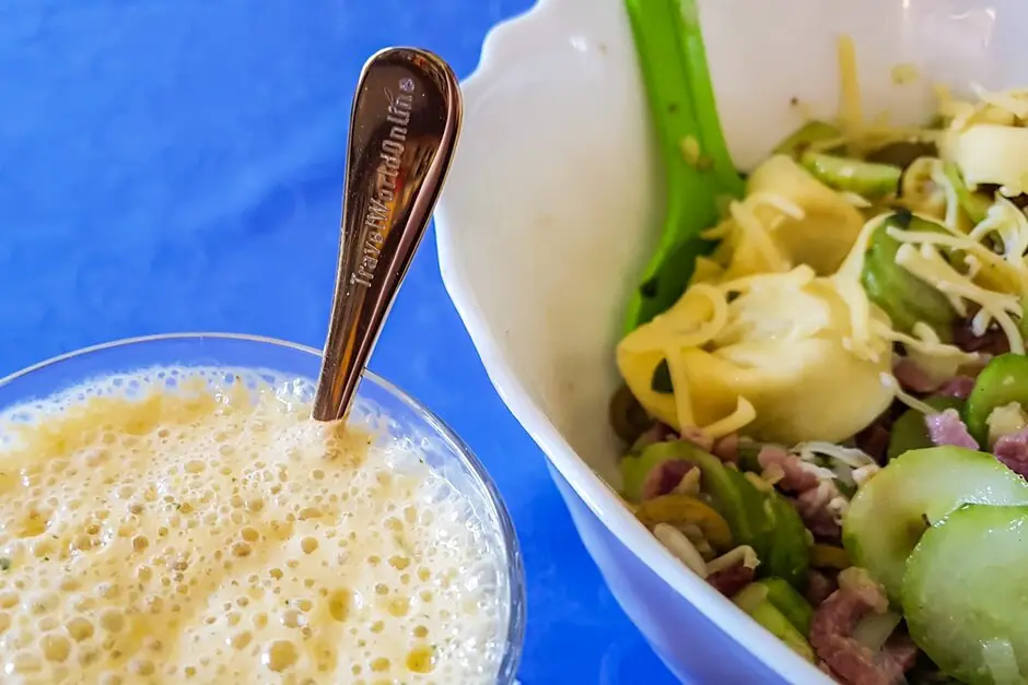 Mango-mint smoothie with tortellini salad