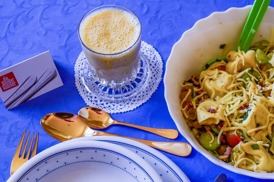 Mango-Minz Smoothie mit Tortellini Salat
